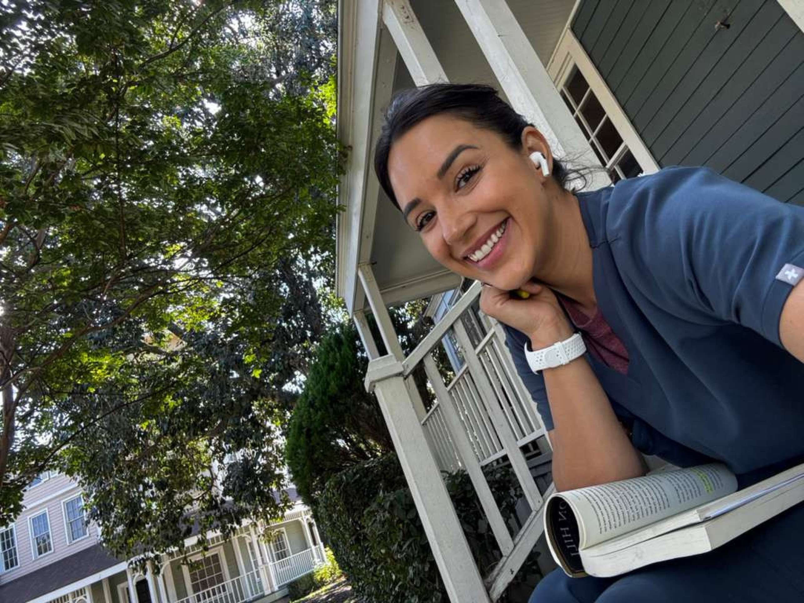 Atriz carioca em 'The Pitt' fala sobre Hollywood e desafios na carreira