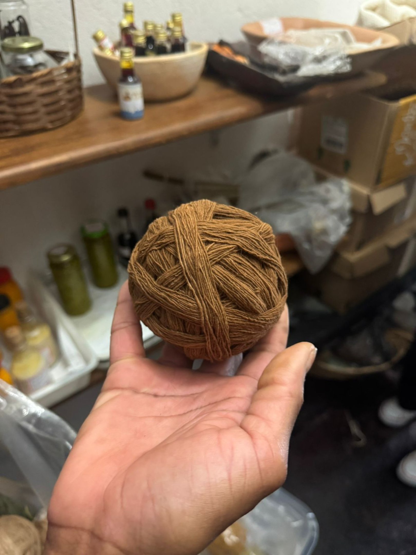 Marta exp&otilde;e em sua loja fios de algod&atilde;o colhidos e tingido por mulheres da comunidade 