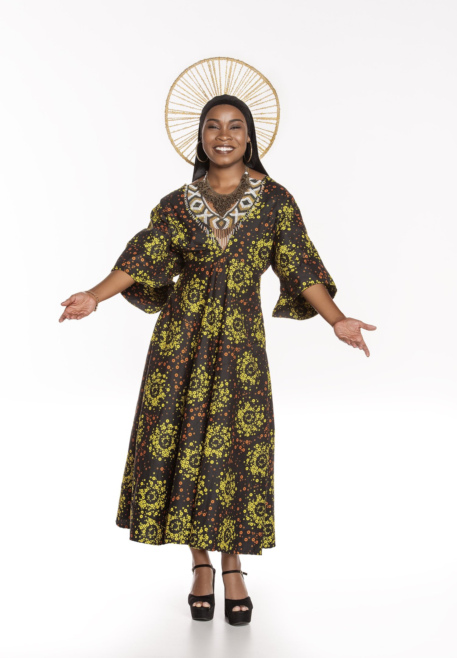 Larissa Noel como Zez&eacute; Motta