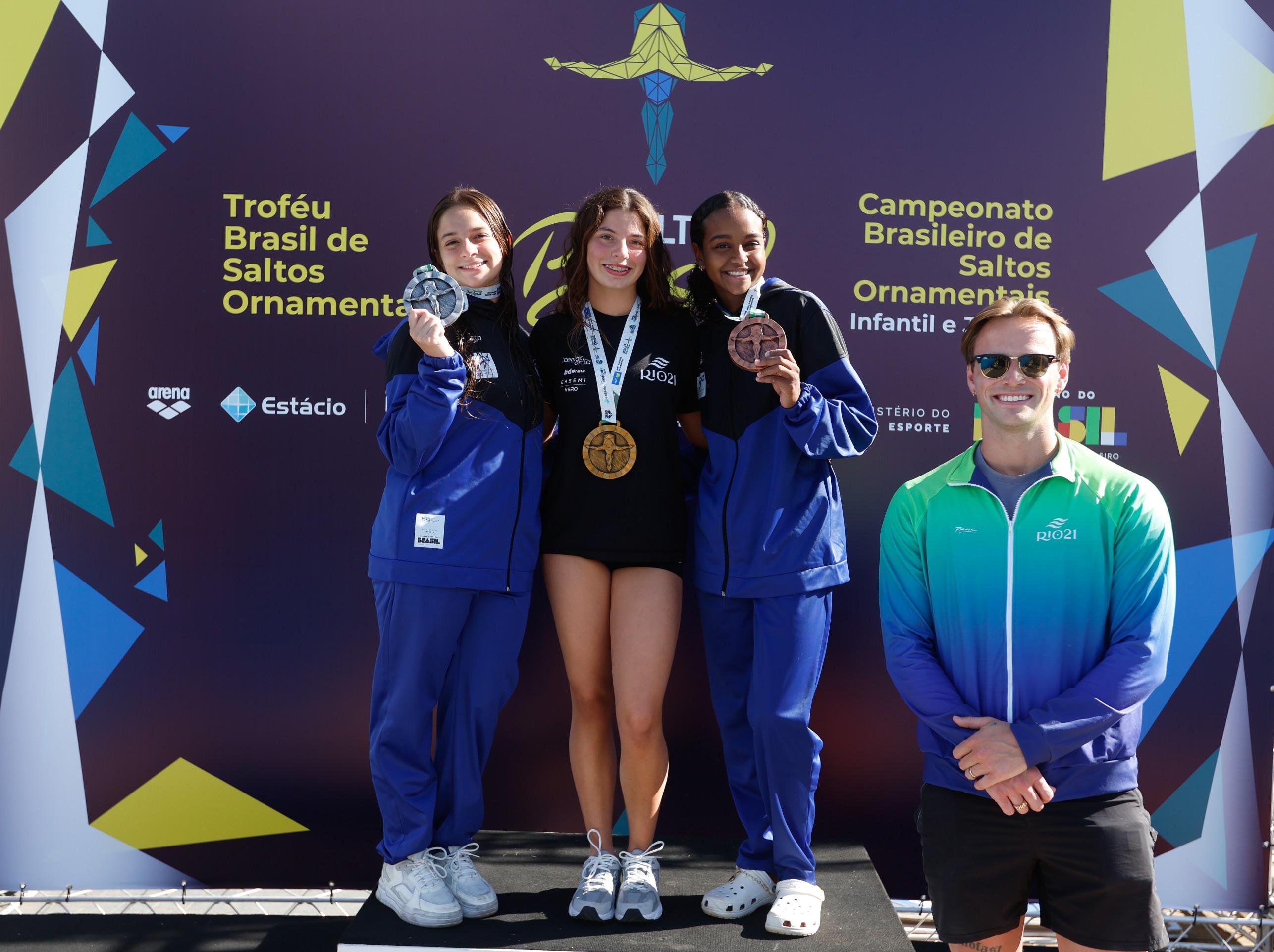 Karolina Polizos (ao centro) no p&oacute;dio do trampolim de 1m com Ketlen Calazans (D) e Bruna Ravelli