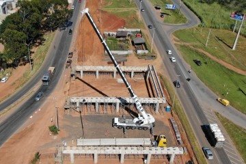 Guindaste iça as estruturas de concreto que serão posicionadas sobre as vigas transversais  -  (crédito: Divulgação/DER-DF)