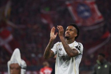 No último fim de semana, Éder Militão deixou o campo machucado ao correr em direção à bola para um chute a gol na vitória do Real Madrid por 2 x 1 contra o Alavés -  (crédito: KARL-JOSEF HILDENBRAND / AFP)