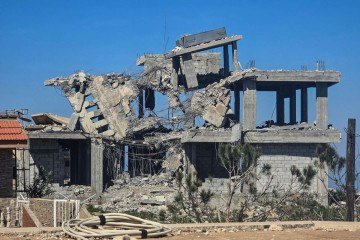 Os destroços de uma casa em construção destruída pelo exército israelense na aldeia de Beit Lif, no distrito de Bint Jbeil, no sul do Líbano, em 22 de abril de 2026 -  (crédito: Kawnat HAJU / AFP)