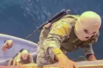 Militares da Guarda Revolucionária iraniana abordam navio comercial no Estreito de Ormuz: impasse naval limita opções para os EUA -  (crédito: Irib TV/AFP)