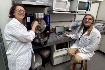 As professoras Marileusa Chiarello (E) e Lívia de Oliveira esperam concluir a fase de diagnóstico da pesquisa entre agosto e outubro  -  (crédito: Eduardo Pinho)