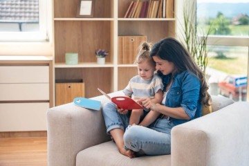 A contação de histórias fortalece o vínculo emocional e o aprendizado na infância (Imagem: Srdjan Randjelovic | Shutterstock) - (crédito: EdiCase) A contação de histórias fortalece o vínculo emocional e o aprendizado na infância (Imagem: Srdjan Randjelovic | Shutterstock) - (crédito: EdiCase)