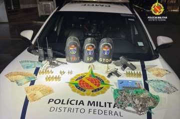 Os itens, assim como o suspeito, foram conduzidos à delegacia para o prosseguimento das investigações -  (crédito: Reprodução/PMDF)