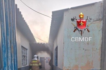 Moradores de residências vizinhas precisaram evacuar o local, no Riacho Fundo II -  (crédito: Divulgação/CBMDF)