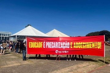 A paralisa&ccedil;&atilde;o reivindica o pagamento total do sal&aacute;rio dos professores tempor&aacute;rios ap&oacute;s mudan&ccedil;a na metodologia de c&aacute;lculo da remunera&ccedil;&atilde;o -  (crédito: Gabriela Cidade/CB/D.A.Press)