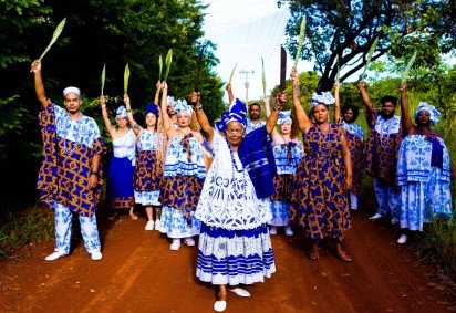 Grupo de Afox&eacute; Ogum P&aacute; usa dan&ccedil;a, percus&atilde;o e m&uacute;sicas do candombl&eacute; para a resist&ecirc;ncia do movimento no DF -  (crédito: Davi Mello) -Grupo de Afox&eacute; Ogum P&aacute; usa dan&ccedil;a, percus&atilde;o e m&uacute;sicas do candombl&eacute; para a resist&ecirc;ncia do movimento no DF -  (crédito: Davi Mello)