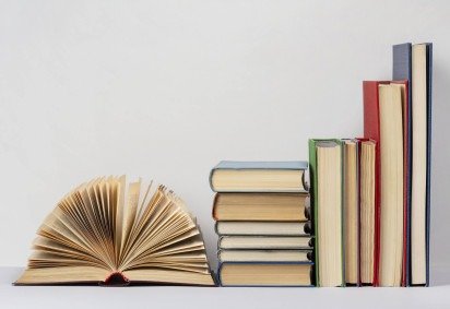 A proposta busca consolidar o livro, a leitura e a escrita como elementos centrais na formação educacional e cultural da população, com foco na redução das desigualdades de acesso ao conhecimento -  (crédito: Freepik)