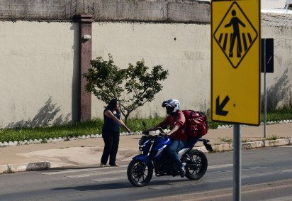 Pedestres reclamam que muitos não respeitam a faixa, mesmo diante do sinal de parada  -  (crédito: Minervino Júnior/CB/D.A.Press) -Pedestres reclamam que muitos não respeitam a faixa, mesmo diante do sinal de parada  -  (crédito: Minervino Júnior/CB/D.A.Press)