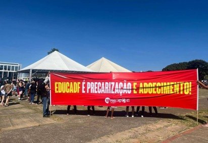 A paralisa&ccedil;&atilde;o reivindica o pagamento total do sal&aacute;rio dos professores tempor&aacute;rios ap&oacute;s mudan&ccedil;a na metodologia de c&aacute;lculo da remunera&ccedil;&atilde;o -  (crédito: Gabriela Cidade/CB/D.A.Press) -A paralisa&ccedil;&atilde;o reivindica o pagamento total do sal&aacute;rio dos professores tempor&aacute;rios ap&oacute;s mudan&ccedil;a na metodologia de c&aacute;lculo da remunera&ccedil;&atilde;o -  (crédito: Gabriela Cidade/CB/D.A.Press)