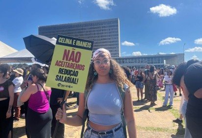 A categoria solicita ao GDF que nomeie todos que passaram no último concurso para professor efetivo, realizado em 2022, e realize novos concursos, diminuindo a quantidade de temporários na Secretaria.
 -  (crédito: Reprodução Gabriela Cidade ) -A categoria solicita ao GDF que nomeie todos que passaram no último concurso para professor efetivo, realizado em 2022, e realize novos concursos, diminuindo a quantidade de temporários na Secretaria.
 -  (crédito: Reprodução Gabriela Cidade )