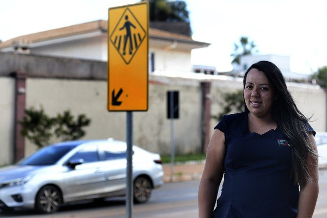 Marina reclama da sinalização apagada perto do local onde trabalha