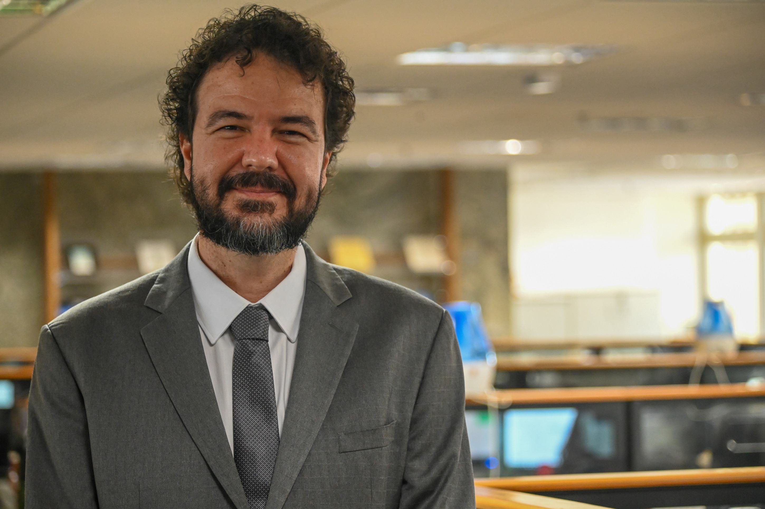 Menos da metade dos brasileiros domina tarefas complexas como IA e planilhas 