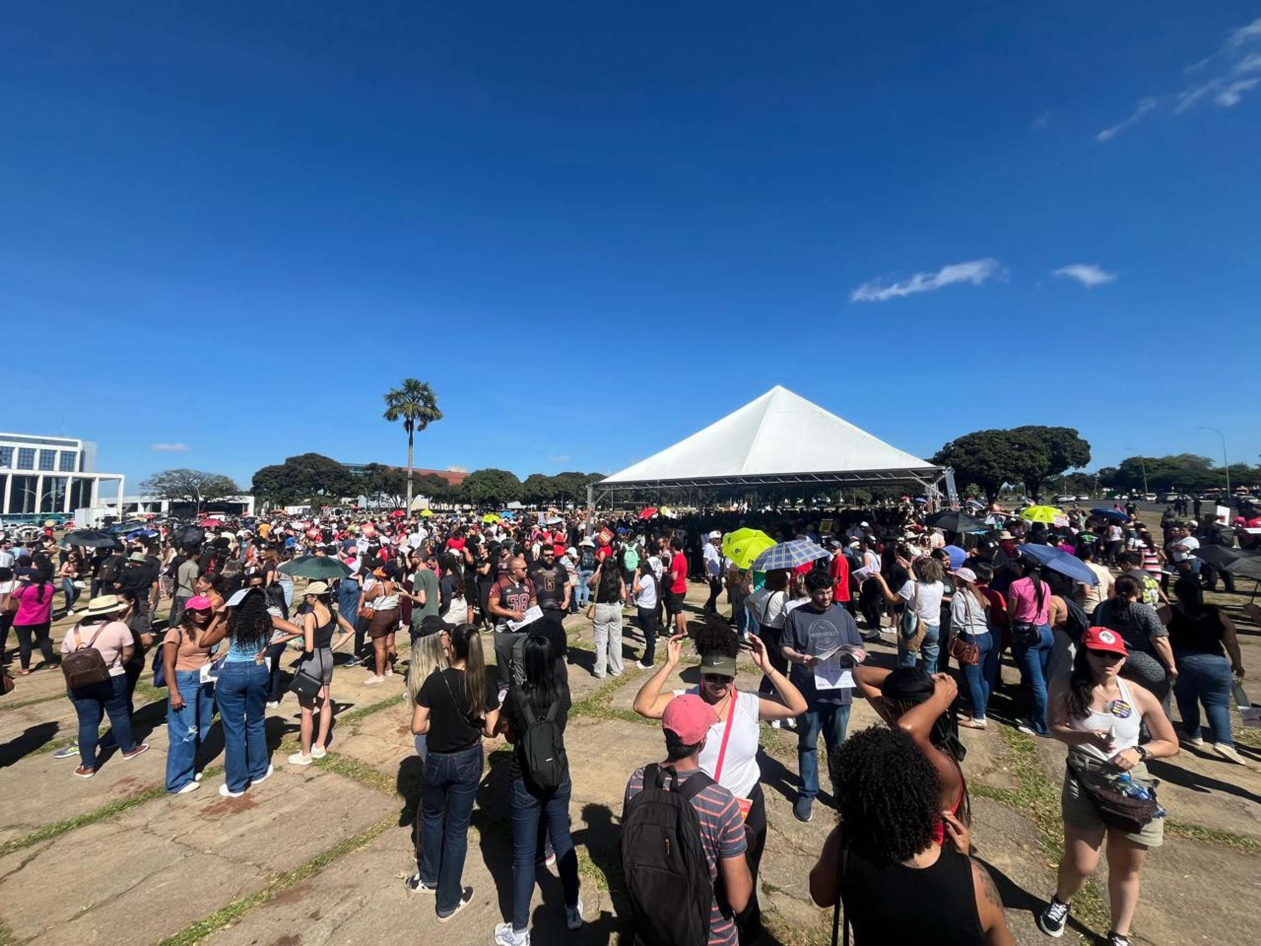 Professores da Secretaria de Educa&ccedil;&atilde;o do Distrito Federal (SEEDF) se reuniram em paralisa&ccedil;&atilde;o nesta quinta-feira (23)