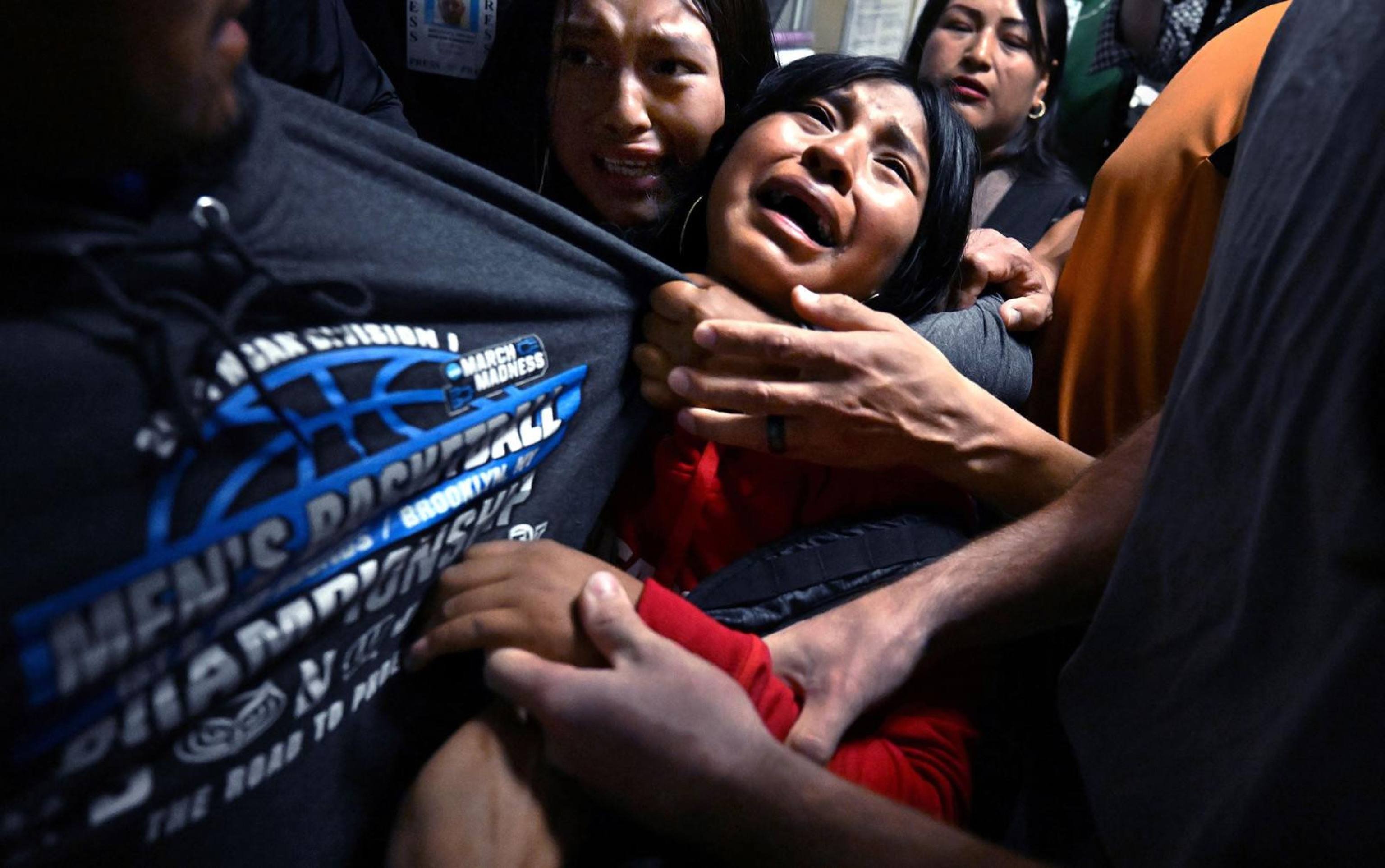 Imagem de família separada pelo ICE vence o World Press Photo