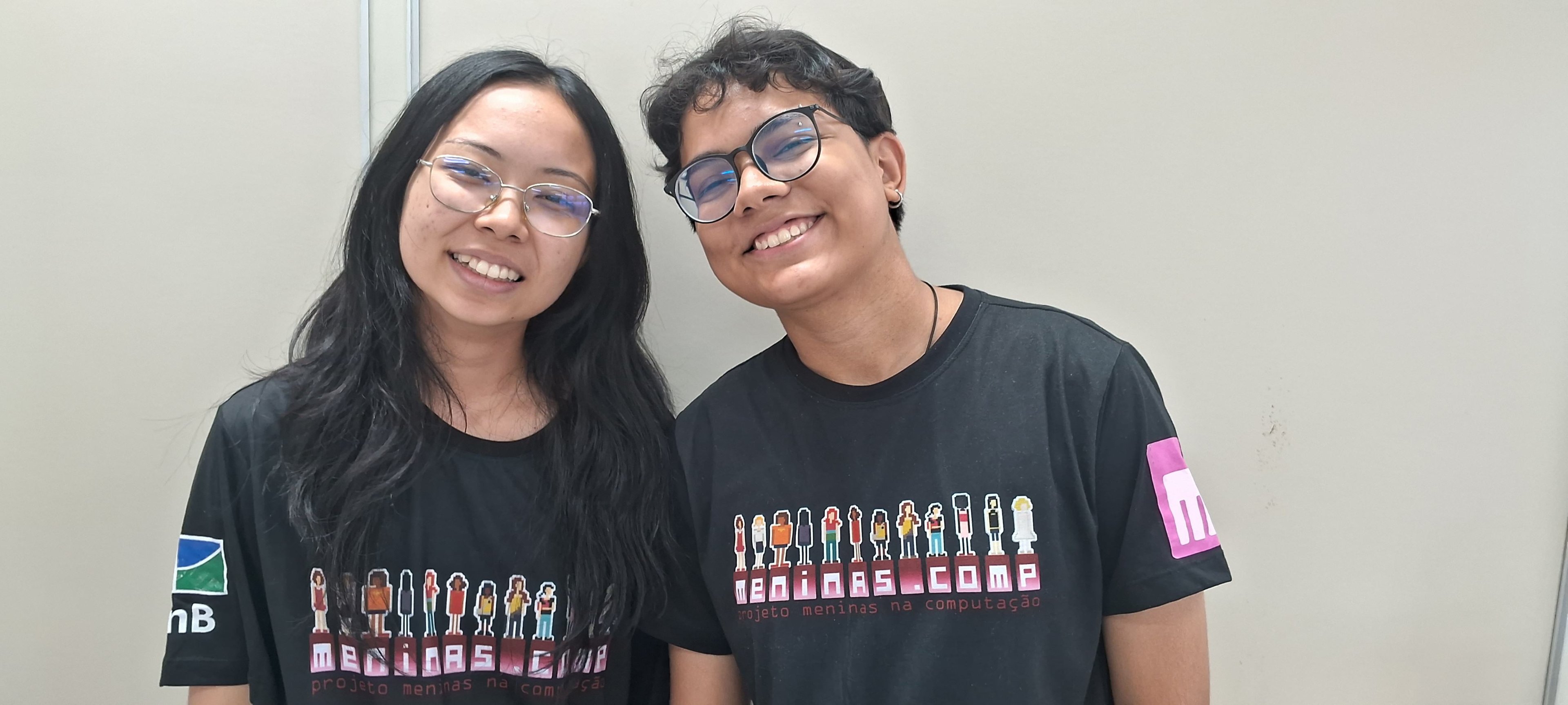 Michele Aiko (E) e Gisele Cristine s&atilde;o estudantes de Ci&ecirc;ncias da Computa&ccedil;&atilde;o e se sentem felizes por estar no projeto.