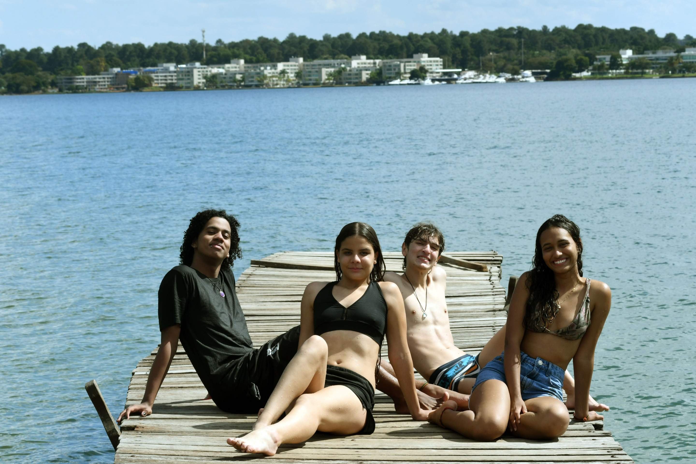 Os amigos Thain&aacute;, Lorrany, Roberta e Matheus