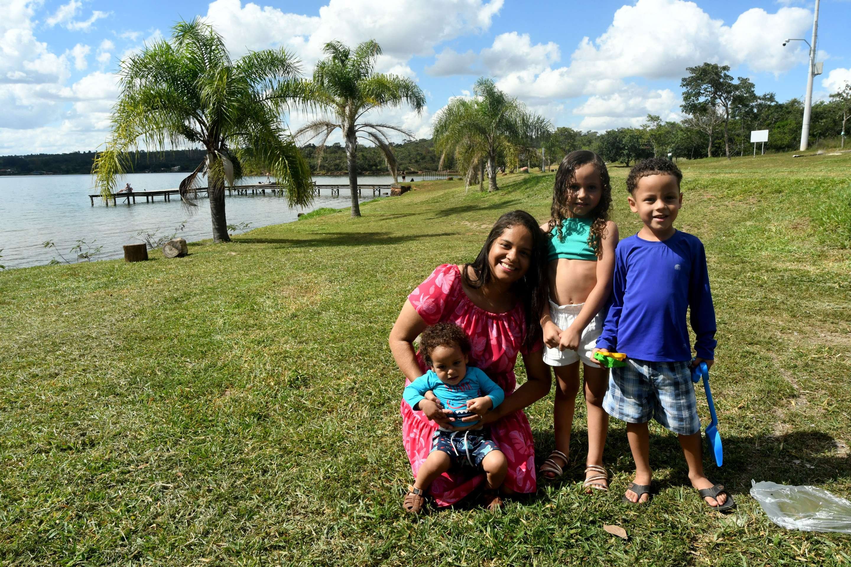 Taissa moradora do Parano&aacute; com crian&ccedil;as.