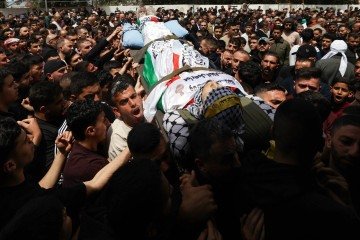 Moradores da via de Till, próxima a Nablus, carregam o corpo de adolescente: tropas israelenses dão cobertura à violência de colonos   -  (crédito: Jaafar Ashtiyeh/AFP)