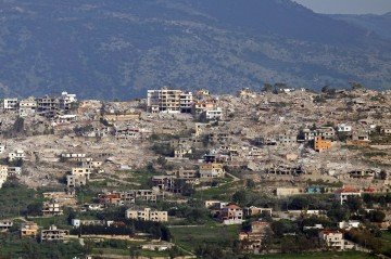 Destruição no vilarejo de Khiam, no sul do Líbano: aviação israelense busca neutralizar ataques do Hezbollah ao norte de Israel  -  (crédito: AFP)