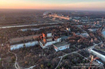 O complexo de Chernobyl com o sarcófago ao fundo, uma estrutura de concreto e aço de alta resistência que recobre o reator 4 -  (crédito: Philip Grossman )