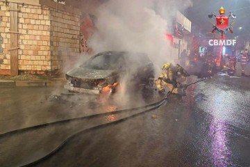 Veículo elétrico pega fogo em São Sebastião -  (crédito: CBMDF/Divulgação)