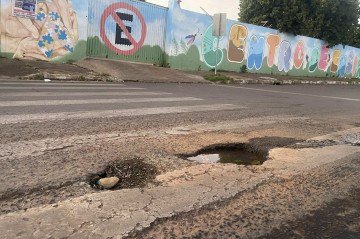 O asfalto ruim e a falta de rotas dedicadas ao transporte escolar mostram que, assim como no meio rural, o acesso à escola nas cidades também enfrenta obstáculos, ainda que menos visíveis -  (crédito: Davi Cruz/CB/D.A Press)