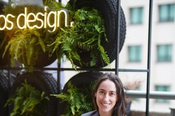 A designer e arquiteta brasiliense Rafaela Gravia, sentada à Poltrona Monolito -  (crédito: Acervo pessoal)