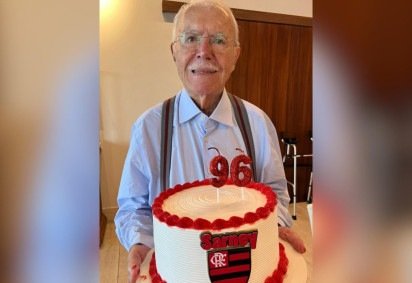 Sarney celebra os 96 anos com um bolo do Flamengo, time do coração -  (crédito: Júnior Pereira/Divulgação) -Sarney celebra os 96 anos com um bolo do Flamengo, time do coração -  (crédito: Júnior Pereira/Divulgação)