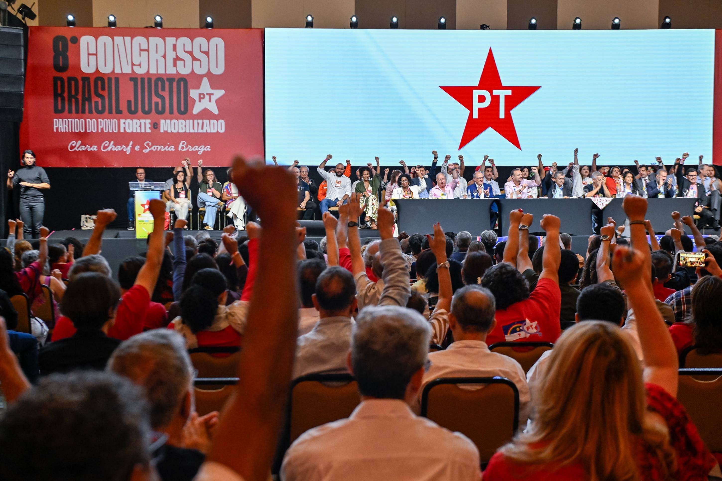 O programa do Partido dos Trabalhadores destaca que as elei&ccedil;&otilde;es ser&atilde;o novamente um embate da democracia contra a ditadura