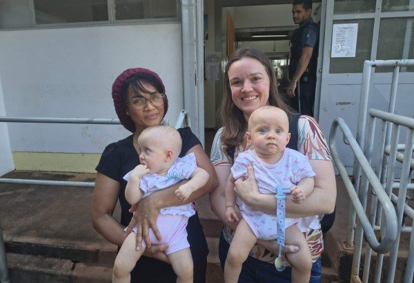 As gêmeas Briana e Liana, de 9 meses, tomaram a vacina da gripe pela primeira vez