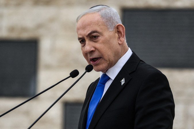 Israel?s Prime Minister Benjamin Netanyahu speaks during a ceremony commemorating Israel?s Remembrance Day for fallen soldiers, or Yom HaZikaron, at the Military Cemetery on Mount Herzl in Jerusalem on April 21, 2026. (Photo by Ilia YEFIMOVICH / POOL / AFP)
- (crédito: Ilia Yerfimovich/AFP) Israel?s Prime Minister Benjamin Netanyahu speaks during a ceremony commemorating Israel?s Remembrance Day for fallen soldiers, or Yom HaZikaron, at the Military Cemetery on Mount Herzl in Jerusalem on April 21, 2026. (Photo by Ilia YEFIMOVICH / POOL / AFP)
- (crédito: Ilia Yerfimovich/AFP)