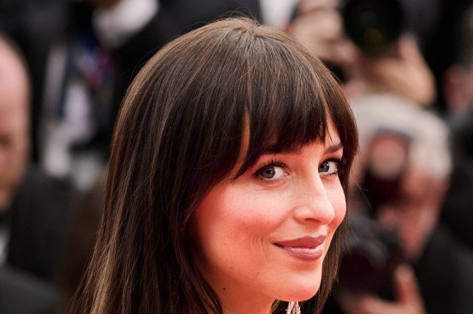 A atriz Dakota Johnson ostenta franjas desde crian&ccedil;a 