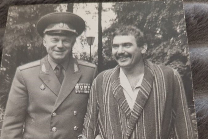 Petro Khmel (D) relatou um incêndio diferente de qualquer outro