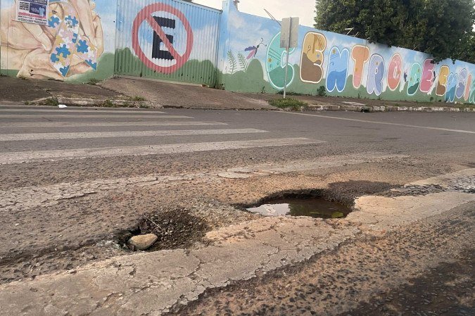 Faixa em frente à escola no setor P.Sul esburacada