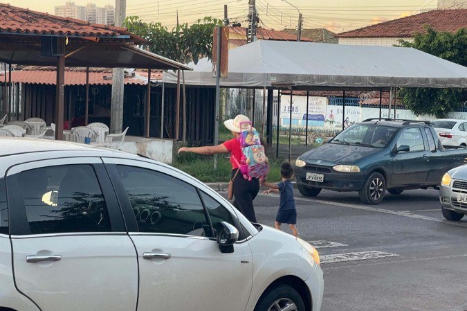 Idosos e crianças atravessam em faixa sem reparos em Taguatinga