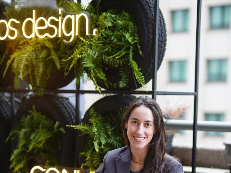 A designer e arquiteta brasiliense Rafaela Gravia, sentada à Poltrona Monolito -  (crédito: Acervo pessoal)