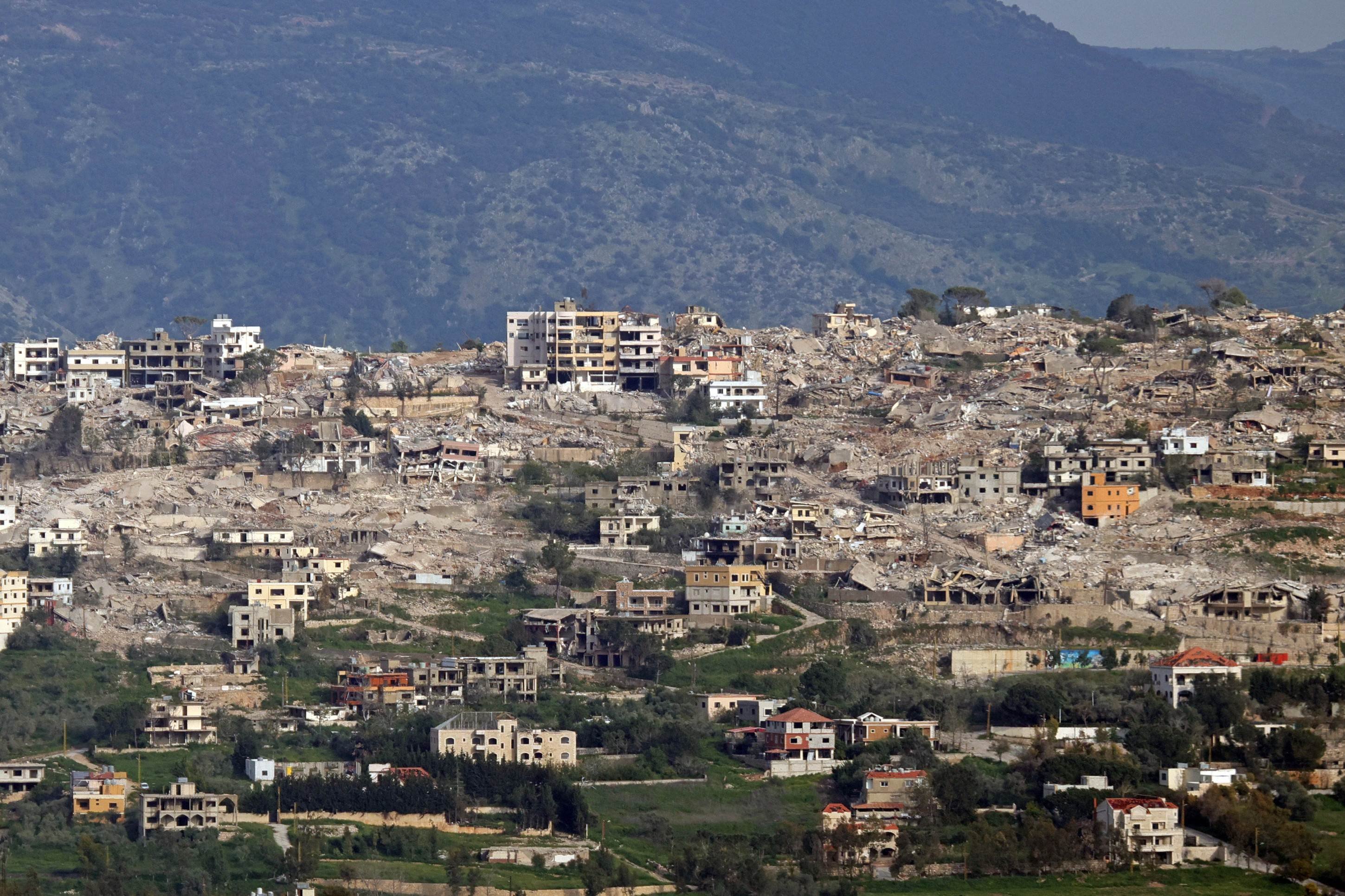 Destruição no vilarejo de Khiam, no sul do Líbano: aviação israelense busca neutralizar ataques do Hezbollah ao norte de Israel  -  (crédito: AFP)
