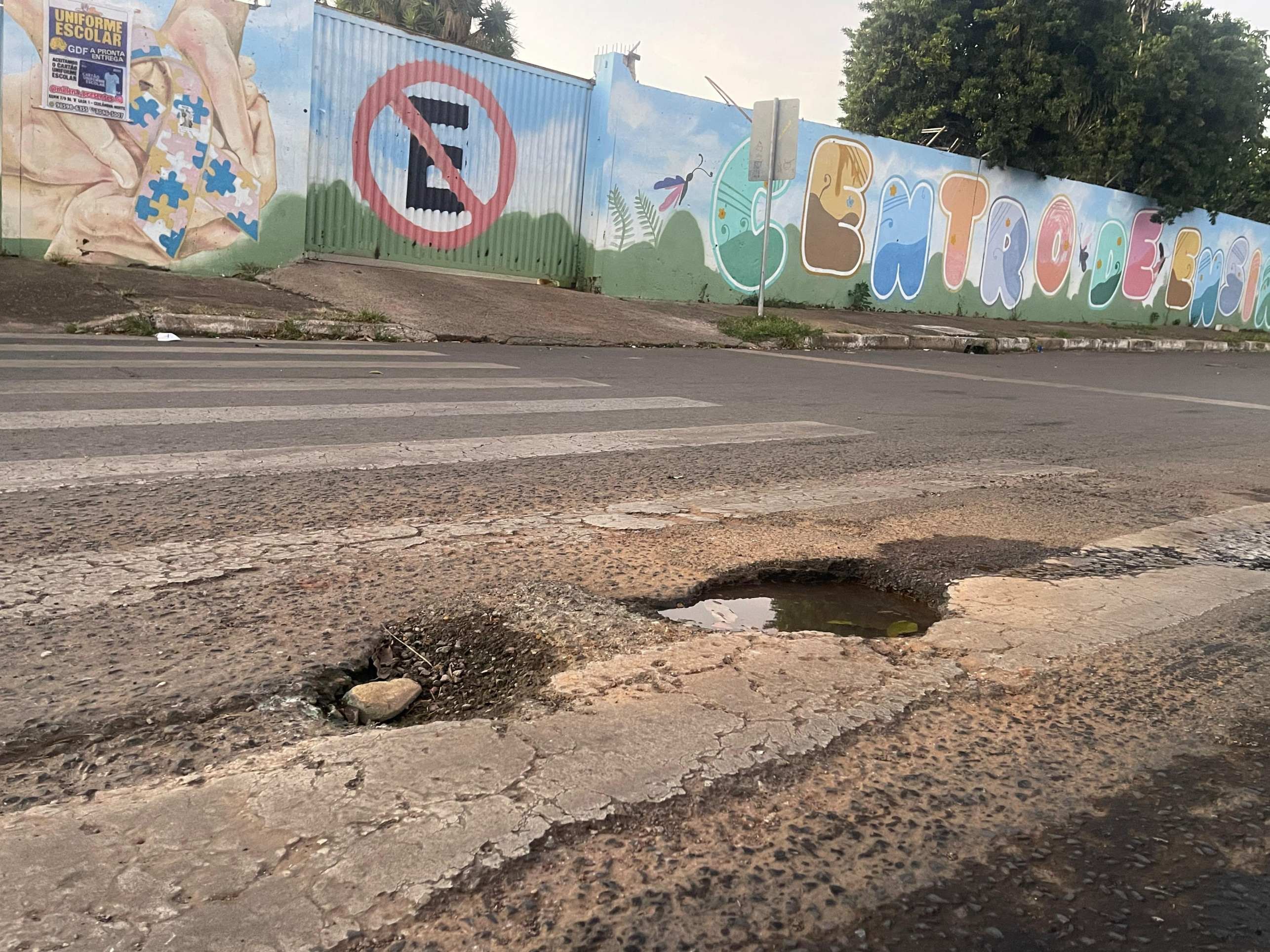 Como a precariedade do asfalto prejudica o transporte escolar no Brasil