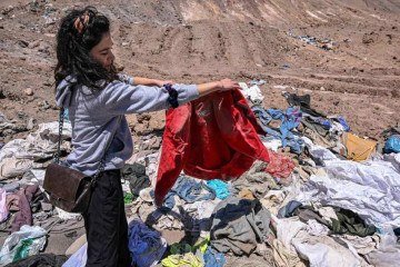Grande parte das roupas de segunda mão são vendidas em um mercado a céu aberto no norte do Chile -  (crédito: BBC)