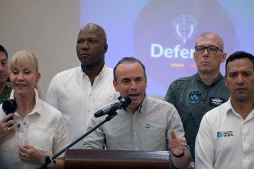 Prefeito Alejandro Eder (C) fala ao lado do ministro da Segurança, Pedro Arnulfo (D) e de Dilian Francisca Toro (E), governadora de Valle del Cauca's -  (crédito: JOAQUIN SARMIENTO/AFP)