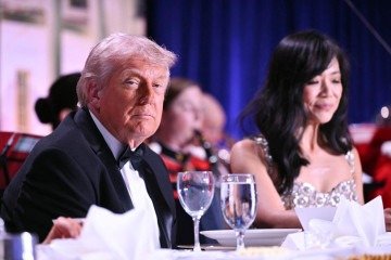  US President Donald Trump and CBS News senior White House correspondent Weijia Jiang speak as they attend the White House Correspondents' dinner at the Washington Hilton in Washington, DC, on April 25, 2026. President Trump is attending the annual gala of the political press for the first time while in office. (Photo by Mandel NGAN / AFP)
       -  (crédito:  AFP)