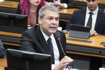 Lindbergh Farias afirmou que a medida, além de beneficiar condenados pelos atos antidemocráticos de 8 de janeiro, também abriria caminho para a redução do tempo mínimo de cumprimento de pena em crimes hediondos. -  (crédito: Foto: Vinicius Loures / Câmara dos Deputados)