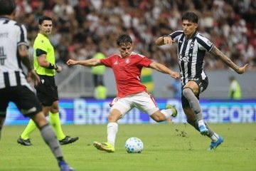 O lateral-esquerdo Bernabei acertou um belo chute, quase na meia-lua, para definir o placar da partida -  (crédito: Ricardo Duarte/Internacional)