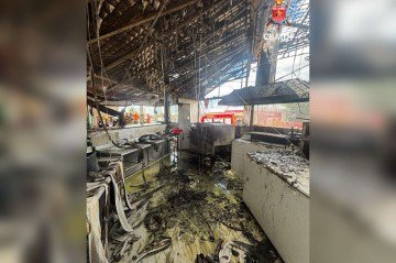 Chamas atingiram teto e cozinha da pizzaria -  (crédito: Divulgação/ CBMDF)