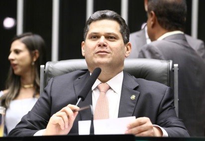 
A análise do veto foi convocada pelo presidente do Congresso, Davi Alcolumbre, e pode impactar diretamente o tempo de prisão e as condições para progressão de regime dos envolvidos nos ataques às sedes dos Três Poderes do dia 8 de janeiro de 2023.
 -  (crédito: Foto: Vinicius Loures / Câmara dos Deputados) -
A análise do veto foi convocada pelo presidente do Congresso, Davi Alcolumbre, e pode impactar diretamente o tempo de prisão e as condições para progressão de regime dos envolvidos nos ataques às sedes dos Três Poderes do dia 8 de janeiro de 2023.
 -  (crédito: Foto: Vinicius Loures / Câmara dos Deputados)