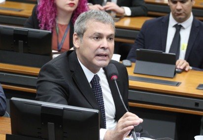 Lindbergh Farias afirmou que a medida, além de beneficiar condenados pelos atos antidemocráticos de 8 de janeiro, também abriria caminho para a redução do tempo mínimo de cumprimento de pena em crimes hediondos. -  (crédito: Foto: Vinicius Loures / Câmara dos Deputados) -Lindbergh Farias afirmou que a medida, além de beneficiar condenados pelos atos antidemocráticos de 8 de janeiro, também abriria caminho para a redução do tempo mínimo de cumprimento de pena em crimes hediondos. -  (crédito: Foto: Vinicius Loures / Câmara dos Deputados)